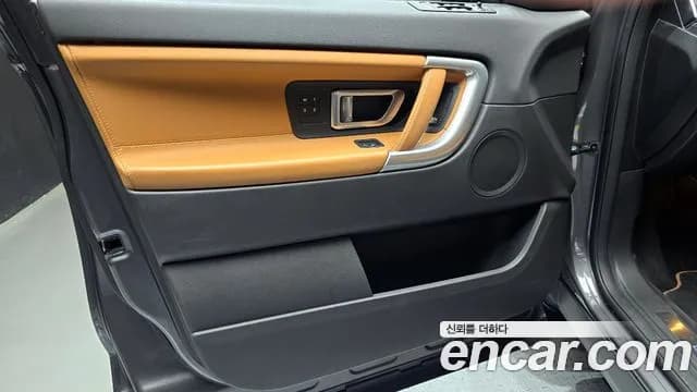 2019 Land Rover Discovery Sport 2.0 TD4 HSE Luxury Sold VIN SALCA2BN2KH806532 – trunk area 2019 Land Rover Discovery Sport 2.0 TD4 HSE Luxury Sold VIN SALCA2BN2KH806532 – trunk area