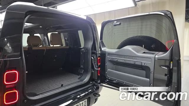 2025 Land Rover Defender (L663) 110 P300 X-Dynamic SE Sold VIN SALEA7BX4S2482316 – trunk area 2025 Land Rover Defender (L663) 110 P300 X-Dynamic SE Sold VIN SALEA7BX4S2482316 – trunk area