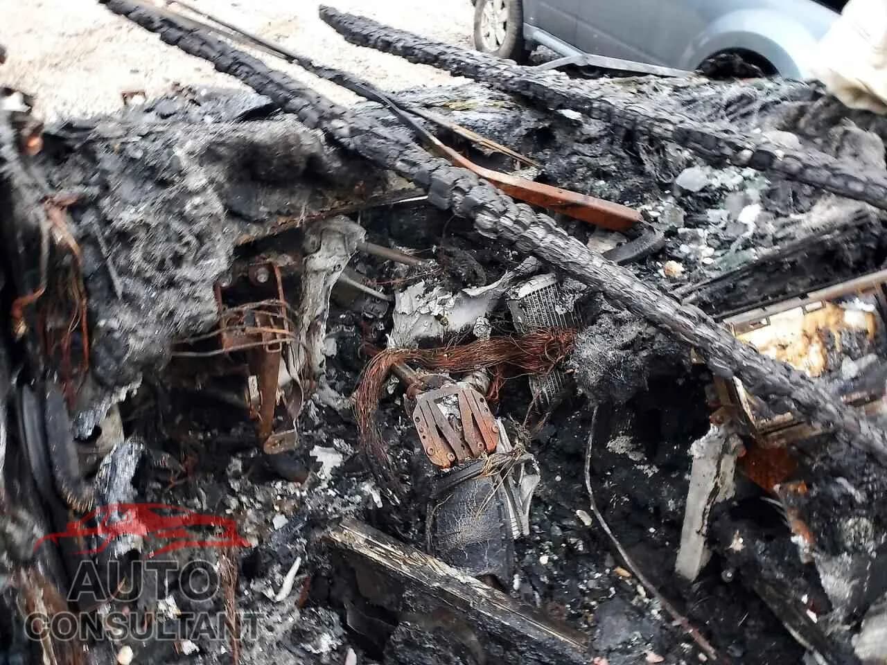 2015 LAND ROVER RANGEROVER Damaged VIN SALGS2VFXFA203362 – trunk area 2015 LAND ROVER RANGEROVER Damaged VIN SALGS2VFXFA203362 – trunk area