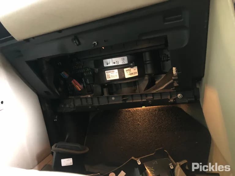 2009 Land Rover Discovery 4 Used VIN SALLAAAF3AA520170 – exterior detail 2009 Land Rover Discovery 4 Used VIN SALLAAAF3AA520170 – exterior detail