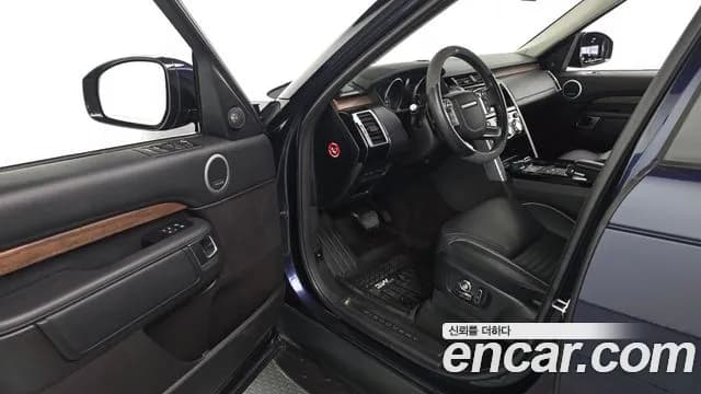 2017 Land Rover Discovery 5 3.0 TD6 HSE Luxury Sold VIN SALRA2BK7HA045868 – trunk area 2017 Land Rover Discovery 5 3.0 TD6 HSE Luxury Sold VIN SALRA2BK7HA045868 – trunk area