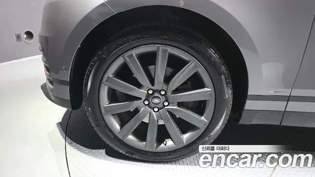 2018 Land Rover Range Rover Velar 3.0 D300 R-Dynamic HSE Sold VIN SALYA2BK9JA741715 – trunk area 2018 Land Rover Range Rover Velar 3.0 D300 R-Dynamic HSE Sold VIN SALYA2BK9JA741715 – trunk area