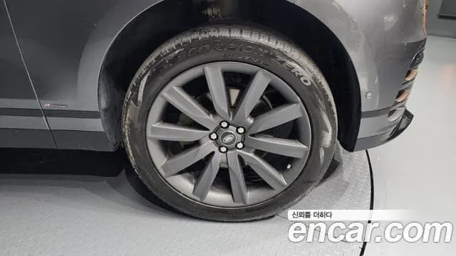 2019 Land Rover Range Rover Velar 3.0 D300 R-Dynamic HSE Sold VIN SALYA2BK9KA205722 – trunk area 2019 Land Rover Range Rover Velar 3.0 D300 R-Dynamic HSE Sold VIN SALYA2BK9KA205722 – trunk area