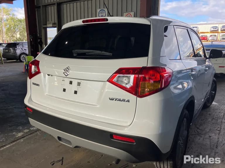 2016 Suzuki Vitara Used VIN TSMLYD21S00206294 – exterior detail 2016 Suzuki Vitara Used VIN TSMLYD21S00206294 – exterior detail
