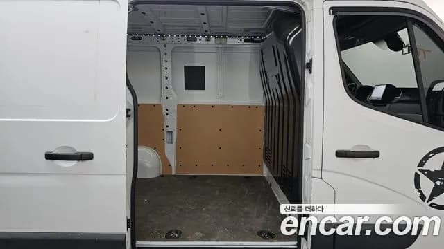 2022 Renault Master 2.3 Van S Sold VIN VF1MA0000NB242781 – trunk area 2022 Renault Master 2.3 Van S Sold VIN VF1MA0000NB242781 – trunk area