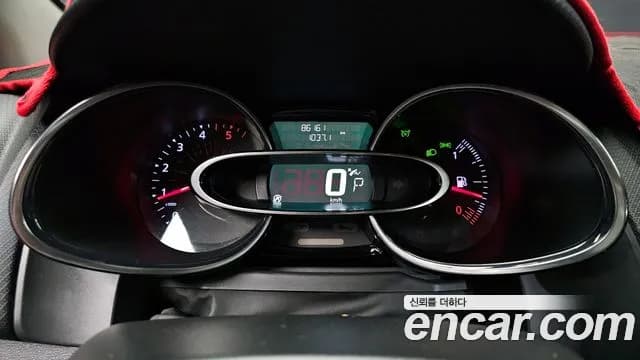 2019 Renault Clio Intens Panoramic Sold VIN VF1R98000KR736316 – front exterior 2019 Renault Clio Intens Panoramic Sold VIN VF1R98000KR736316 – front exterior