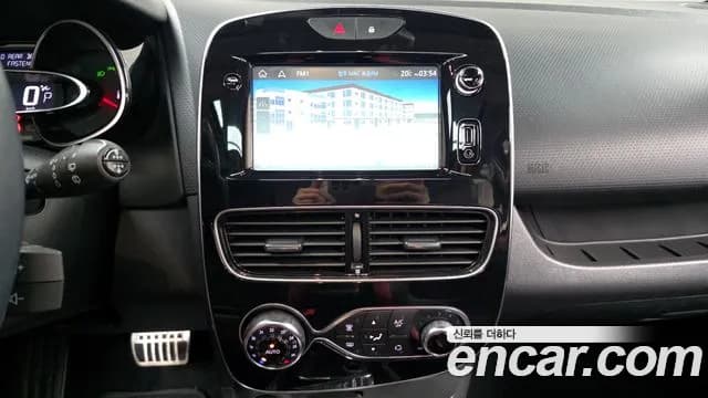 2019 Renault Clio Intens Panoramic Sold VIN VF1R98003KR736357 – rear exterior 2019 Renault Clio Intens Panoramic Sold VIN VF1R98003KR736357 – rear exterior