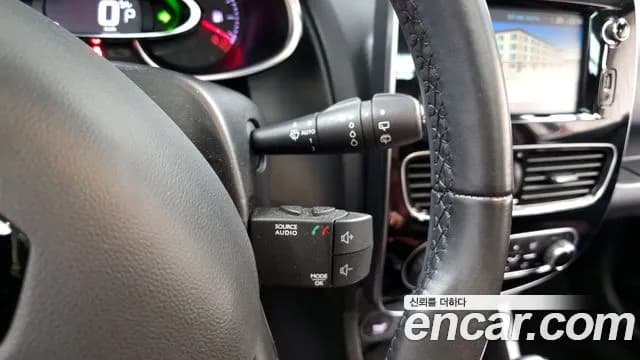 2019 Renault Clio Intens Panoramic Sold VIN VF1R98003KR736357 – exterior detail 2019 Renault Clio Intens Panoramic Sold VIN VF1R98003KR736357 – exterior detail