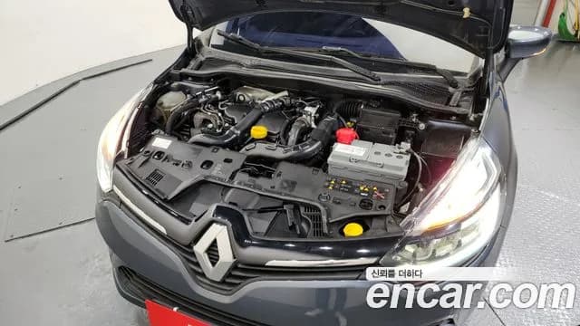 2019 Renault Clio Intens Panoramic Sold VIN VF1R98004KR930816 – rear exterior 2019 Renault Clio Intens Panoramic Sold VIN VF1R98004KR930816 – rear exterior
