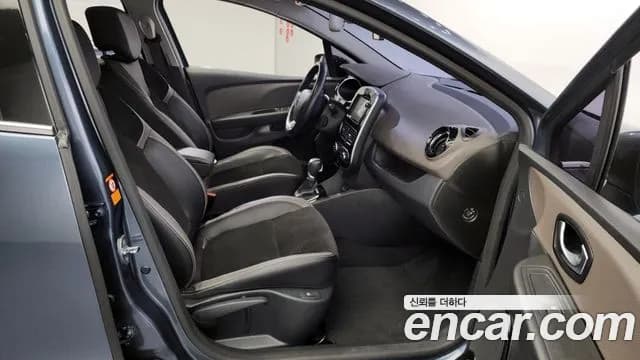 2019 Renault Clio Intens Panoramic Sold VIN VF1R98004KR930816 – side profile 2019 Renault Clio Intens Panoramic Sold VIN VF1R98004KR930816 – side profile