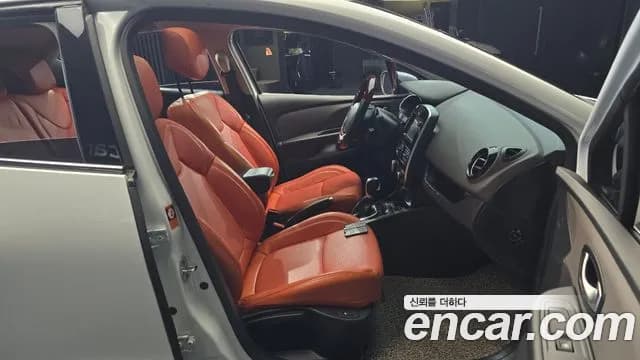 2019 Renault Clio Intens Panoramic Sold VIN VF1R98005KR775855 – front exterior 2019 Renault Clio Intens Panoramic Sold VIN VF1R98005KR775855 – front exterior