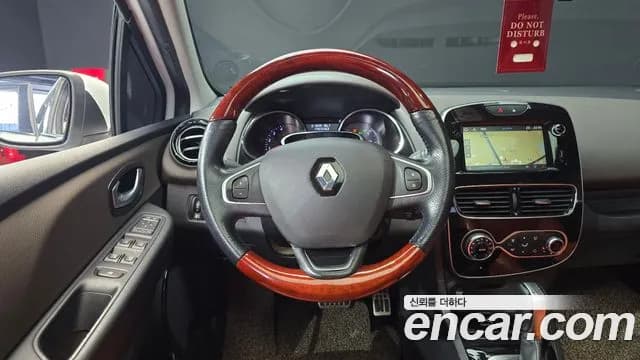 2019 Renault Clio Intens Panoramic Sold VIN VF1R98005KR775855 – exterior detail 2019 Renault Clio Intens Panoramic Sold VIN VF1R98005KR775855 – exterior detail