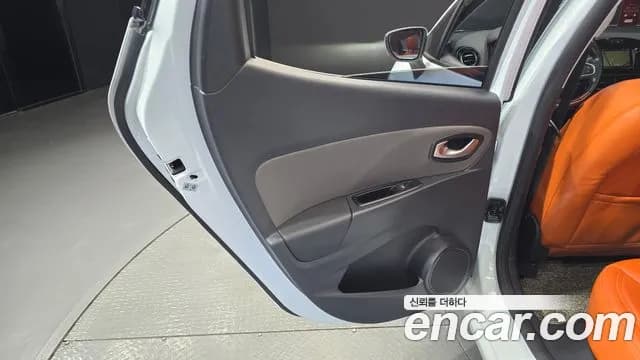 2019 Renault Clio Intens Panoramic Sold VIN VF1R98005KR775855 – trunk area 2019 Renault Clio Intens Panoramic Sold VIN VF1R98005KR775855 – trunk area