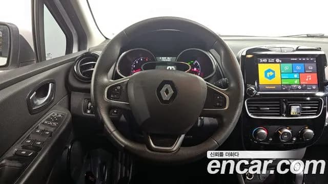 2019 Renault Clio ZEN Sold VIN VF1R98005KR904760 – trunk area 2019 Renault Clio ZEN Sold VIN VF1R98005KR904760 – trunk area