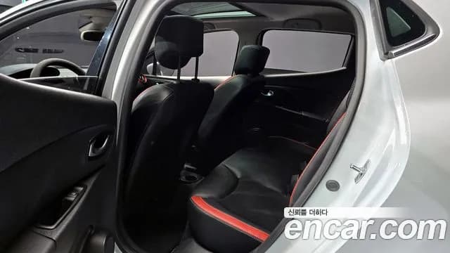 2019 Renault Clio Intens Panoramic Sold VIN VF1R98006KR736496 – trunk area 2019 Renault Clio Intens Panoramic Sold VIN VF1R98006KR736496 – trunk area
