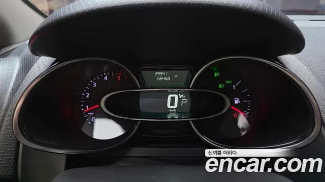 2019 Renault Clio Intens Panoramic Sold VIN VF1R9800XKR951315 – exterior detail 2019 Renault Clio Intens Panoramic Sold VIN VF1R9800XKR951315 – exterior detail