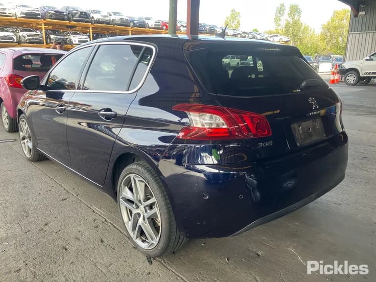 2015 Peugeot 308 Used VIN VF3L35GXVES266274 – trunk area 2015 Peugeot 308 Used VIN VF3L35GXVES266274 – trunk area