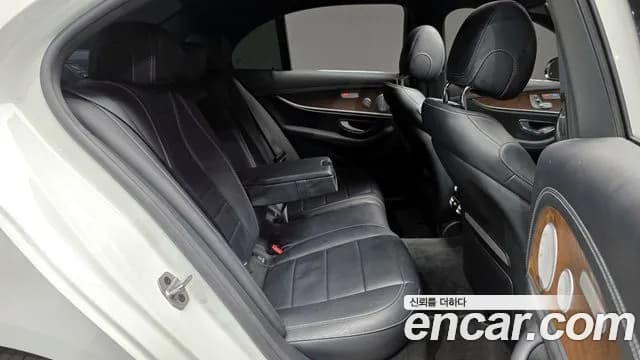 2021 Mercedes-Benz E-Class W213 E300e 4MATIC Exclusive Sold VIN W1KZF5EB1MA886235 – trunk area 2021 Mercedes-Benz E-Class W213 E300e 4MATIC Exclusive Sold VIN W1KZF5EB1MA886235 – trunk area