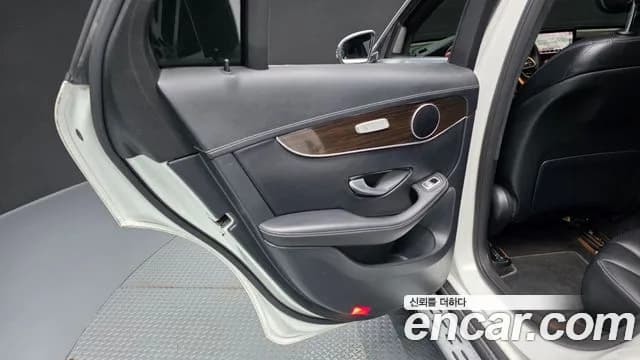 2020 Mercedes-Benz GLC-Class X253 GLC300 4MATIC Sold VIN W1N0G8EB0LF767281 – interior seats 2020 Mercedes-Benz GLC-Class X253 GLC300 4MATIC Sold VIN W1N0G8EB0LF767281 – interior seats