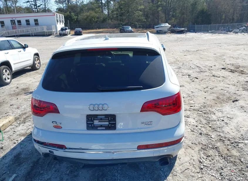 2015 AUDI Q7 Used VIN WA1LGAFE8FD013916 – trunk area 2015 AUDI Q7 Used VIN WA1LGAFE8FD013916 – trunk area