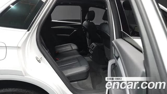 2020 Audi Q5 (FY) 40 TDI Quattro Premium Sold VIN WAUZZZFY8L2074688 – exterior detail 2020 Audi Q5 (FY) 40 TDI Quattro Premium Sold VIN WAUZZZFY8L2074688 – exterior detail