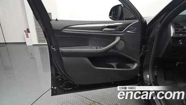 2024 BMW X4 (G02) xDrive20i M Sports Pro Sold VIN WBA21DT00R9U43604 – trunk area 2024 BMW X4 (G02) xDrive20i M Sports Pro Sold VIN WBA21DT00R9U43604 – trunk area
