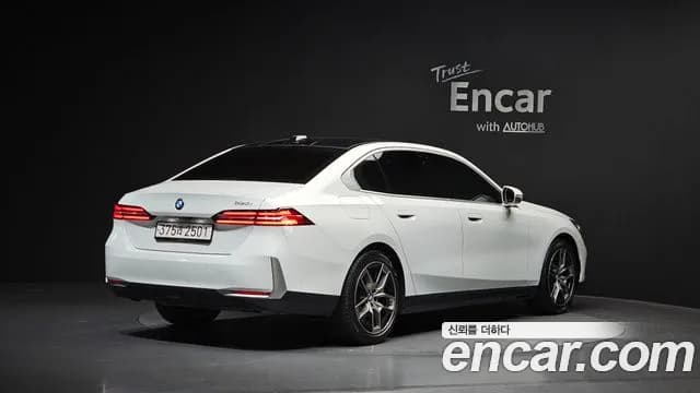 2024 BMW 5 Series (G60) 520i Sold VIN WBA21FJ01RCR50593 – trunk area 2024 BMW 5 Series (G60) 520i Sold VIN WBA21FJ01RCR50593 – trunk area