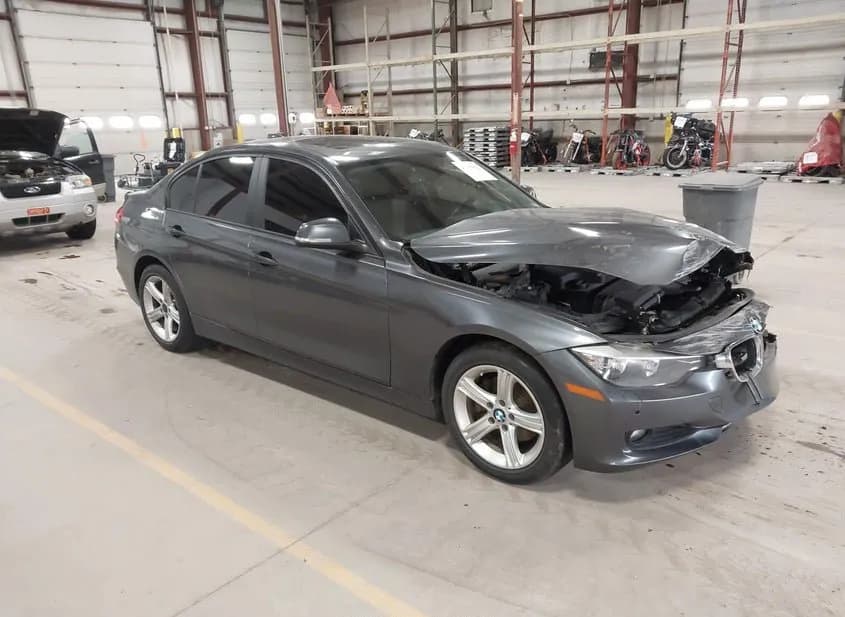 2013 BMW 328i Used VIN WBA3B3C55DF541061 – trunk area 2013 BMW 328i Used VIN WBA3B3C55DF541061 – trunk area