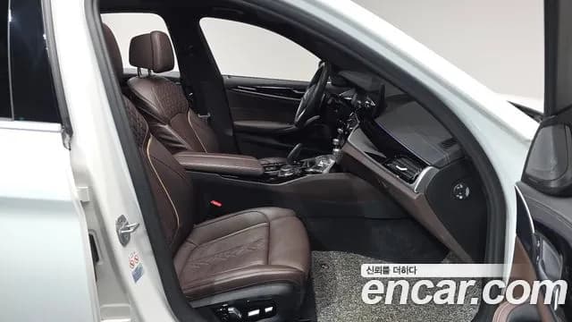 2022 BMW 5Series (G30) 530e M Sport Sold VIN WBA51AG08NCH64022 – interior seats 2022 BMW 5Series (G30) 530e M Sport Sold VIN WBA51AG08NCH64022 – interior seats