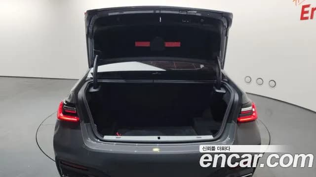 2022 BMW 7Series (G11) 730d xDrive M Sport Sold VIN WBA7B8107NCK72683 – trunk area 2022 BMW 7Series (G11) 730d xDrive M Sport Sold VIN WBA7B8107NCK72683 – trunk area