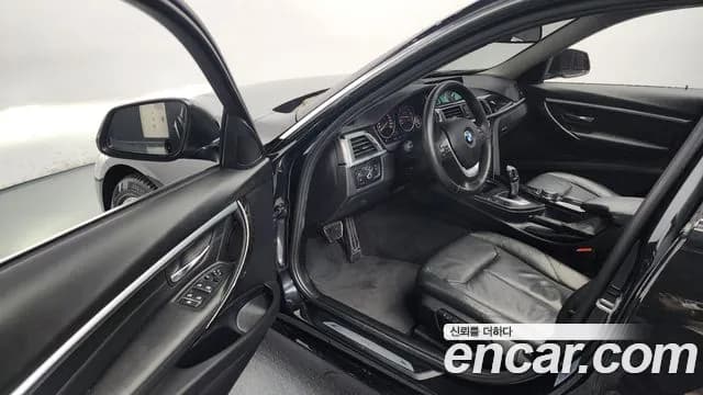 2017 BMW 3 Series (F30) 320i Luxury Sold VIN WBA8A9100HK882660 – interior seats 2017 BMW 3 Series (F30) 320i Luxury Sold VIN WBA8A9100HK882660 – interior seats
