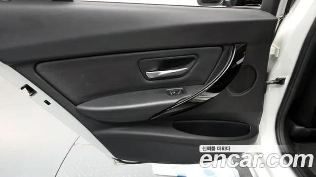 2018 BMW 3Series (F30) 320d Sold VIN WBA8C5103JA076214 – trunk area 2018 BMW 3Series (F30) 320d Sold VIN WBA8C5103JA076214 – trunk area
