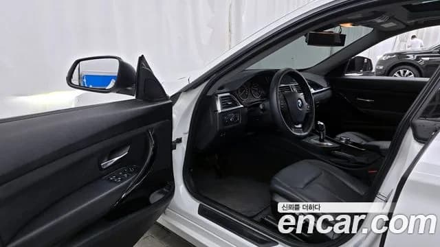 2018 BMW 3 Series GT (F34) GT 320d Sold VIN WBA8T3102JGA84468 – trunk area 2018 BMW 3 Series GT (F34) GT 320d Sold VIN WBA8T3102JGA84468 – trunk area