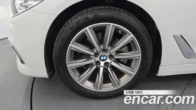 2018 BMW 5 Series (G30) 520i Luxury Sold VIN WBAJK7102JBH23750 – exterior detail 2018 BMW 5 Series (G30) 520i Luxury Sold VIN WBAJK7102JBH23750 – exterior detail