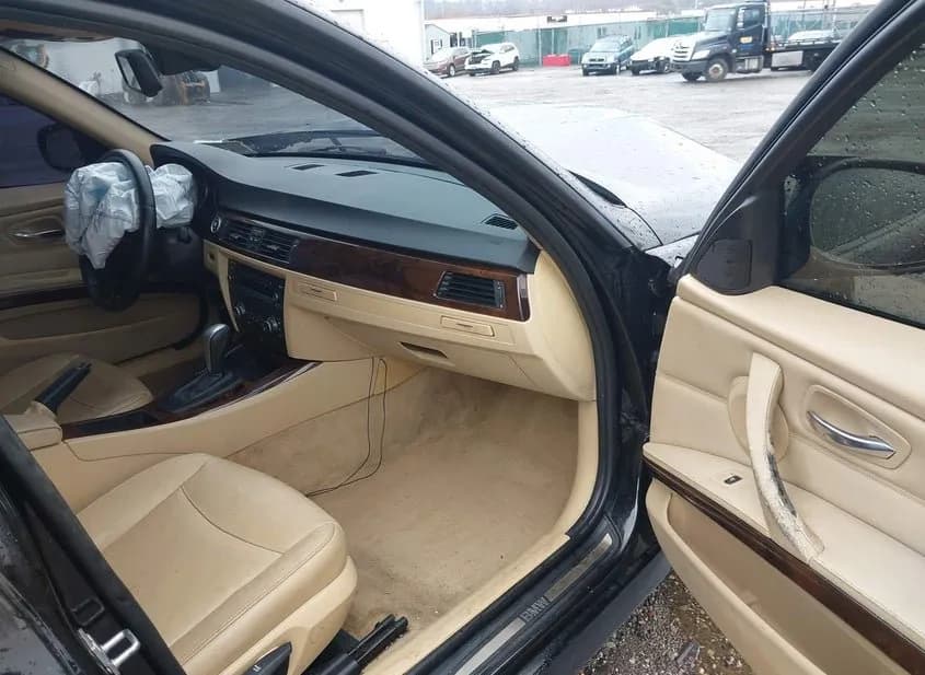 2011 BMW 328i Used VIN WBAUU3C5XBA543090 – trunk area 2011 BMW 328i Used VIN WBAUU3C5XBA543090 – trunk area