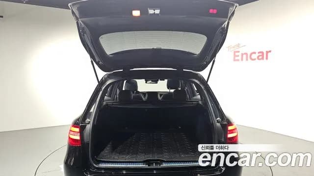 2017 Mercedes-Benz GLC-Class X253 GLC250 d 4MATIC Sold VIN WDC0G0KB5HF269558 – trunk area 2017 Mercedes-Benz GLC-Class X253 GLC250 d 4MATIC Sold VIN WDC0G0KB5HF269558 – trunk area