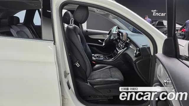 2019 Mercedes-Benz GLC-Class X253 GLC300 4MATIC AMG Line Sold VIN WDC0G4KB4KF667908 – interior seats 2019 Mercedes-Benz GLC-Class X253 GLC300 4MATIC AMG Line Sold VIN WDC0G4KB4KF667908 – interior seats