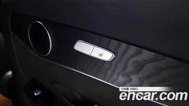 2019 Mercedes-Benz GLC-Class X253 GLC300 4MATIC Sold VIN WDC0G4KB6KF623988 – trunk area 2019 Mercedes-Benz GLC-Class X253 GLC300 4MATIC Sold VIN WDC0G4KB6KF623988 – trunk area