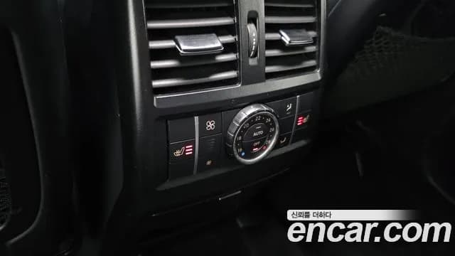 2017 Mercedes-Benz GLE-Class W166 GLE350 d 4MATIC Sold VIN WDCDA2EBXHA945137 – interior seats 2017 Mercedes-Benz GLE-Class W166 GLE350 d 4MATIC Sold VIN WDCDA2EBXHA945137 – interior seats