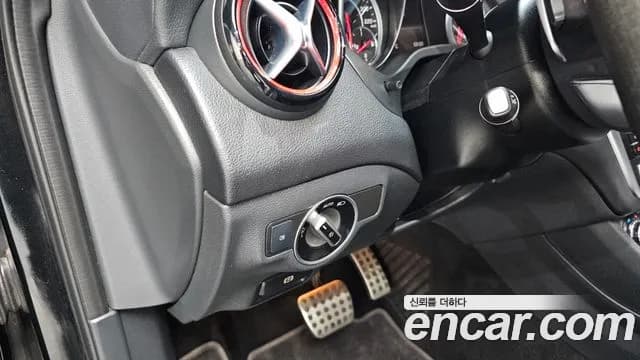2019 Mercedes-Benz GLA-Class X156 GLA45 AMG 4MATIC Sold VIN WDCTG5CB9KJ608853 – interior seats 2019 Mercedes-Benz GLA-Class X156 GLA45 AMG 4MATIC Sold VIN WDCTG5CB9KJ608853 – interior seats