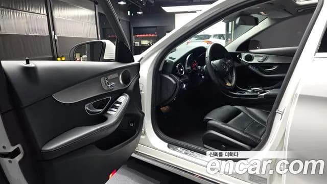 2017 Mercedes-Benz C-Class W205 C200 Avantgarde Sold VIN WDDWF4CB6HF593729 – interior seats 2017 Mercedes-Benz C-Class W205 C200 Avantgarde Sold VIN WDDWF4CB6HF593729 – interior seats