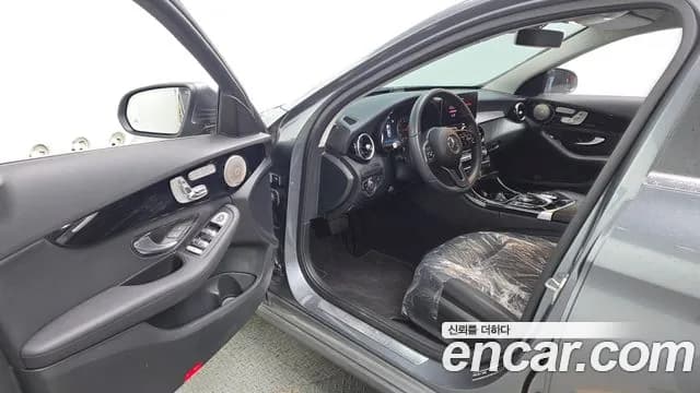 2019 Mercedes-Benz C-Class W205 C200 Sold VIN WDDWF8AB8KR503514 – trunk area 2019 Mercedes-Benz C-Class W205 C200 Sold VIN WDDWF8AB8KR503514 – trunk area