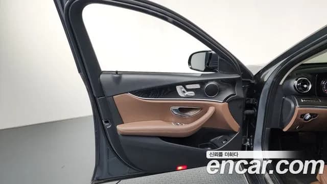2019 Mercedes-Benz E-Class W213 E220d Avantgarde Sold VIN WDDZF0EB2KA493196 – trunk area 2019 Mercedes-Benz E-Class W213 E220d Avantgarde Sold VIN WDDZF0EB2KA493196 – trunk area
