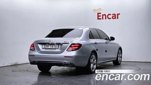 2017 Mercedes-Benz E-Class W213 E220d 4MATIC Avantgarde Sold VIN WDDZF0FB3HA264825 – trunk area 2017 Mercedes-Benz E-Class W213 E220d 4MATIC Avantgarde Sold VIN WDDZF0FB3HA264825 – trunk area
