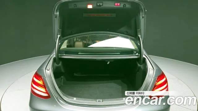 2017 Mercedes-Benz E-Class W213 E220d 4MATIC Avantgarde Sold VIN WDDZF0FBXHA222605 – trunk area 2017 Mercedes-Benz E-Class W213 E220d 4MATIC Avantgarde Sold VIN WDDZF0FBXHA222605 – trunk area