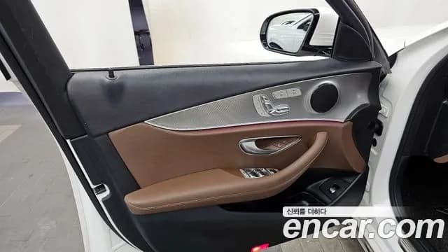 2019 Mercedes-Benz E-Class W213 E300 Avantgarde Sold VIN WDDZF4JB1KA535287 – trunk area 2019 Mercedes-Benz E-Class W213 E300 Avantgarde Sold VIN WDDZF4JB1KA535287 – trunk area