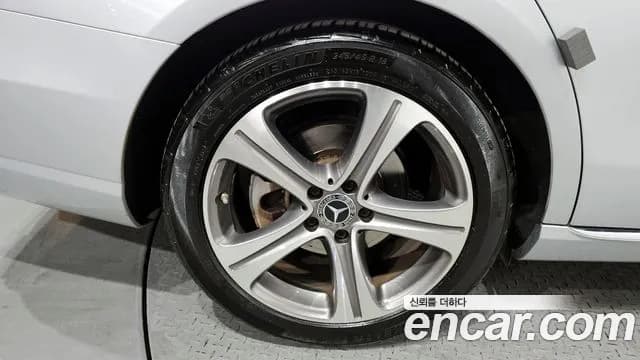 2019 Mercedes-Benz E-Class W213 E300 Avantgarde Sold VIN WDDZF4JB2KA695260 – trunk area 2019 Mercedes-Benz E-Class W213 E300 Avantgarde Sold VIN WDDZF4JB2KA695260 – trunk area