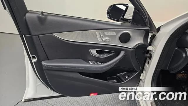 2019 Mercedes-Benz E-Class W213 E300 Avantgarde Sold VIN WDDZF4JB4KA546302 – trunk area 2019 Mercedes-Benz E-Class W213 E300 Avantgarde Sold VIN WDDZF4JB4KA546302 – trunk area
