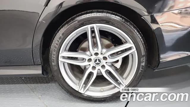 2019 Mercedes-Benz E-Class W213 E300 AMG Line Sold VIN WDDZF4JB6KA534037 – photo 14 2019 Mercedes-Benz E-Class W213 E300 AMG Line Sold VIN WDDZF4JB6KA534037 – photo 14