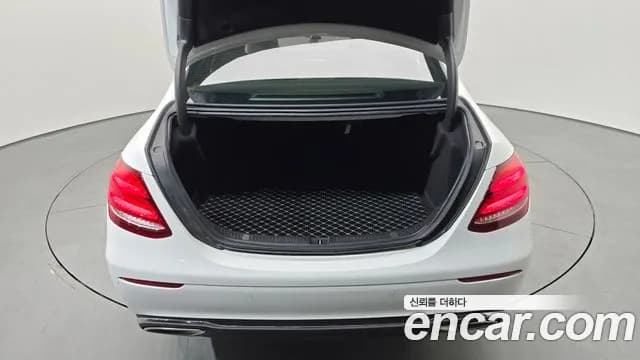 2019 Mercedes-Benz E-Class W213 E300 Avantgarde Sold VIN WDDZF4JB6KA542865 – rear exterior 2019 Mercedes-Benz E-Class W213 E300 Avantgarde Sold VIN WDDZF4JB6KA542865 – rear exterior